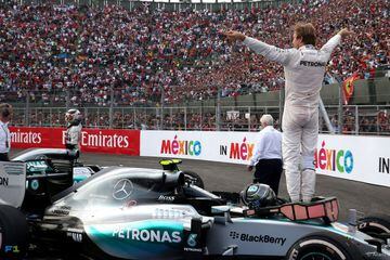 El alemán ganó en el regreso del GP de México al máximo circuito del automovilismo después de 23 años. La victoria, sin embargo, no le valió en demasía para arrebatar el título a Lewis Hamilton. 