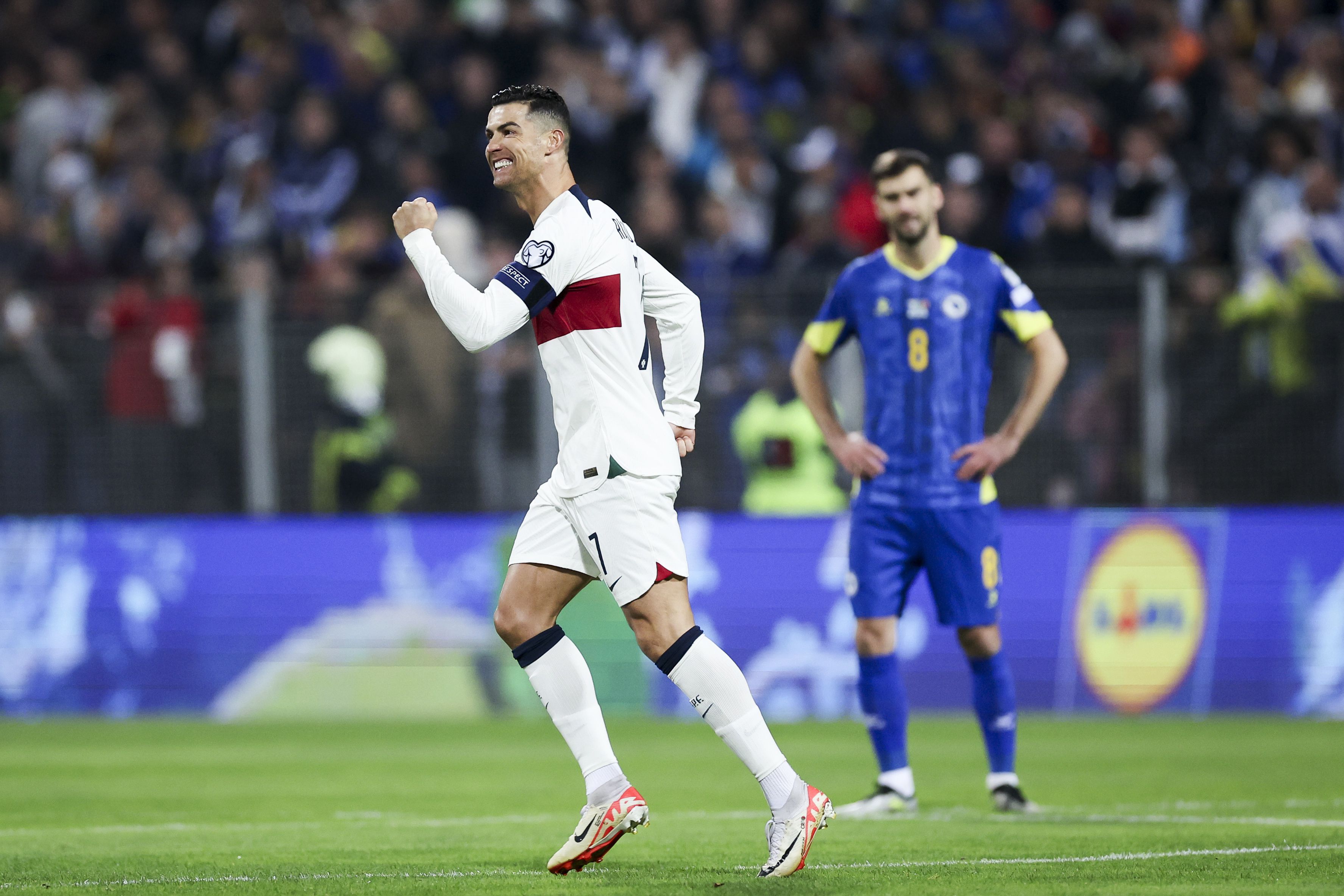 Zenica (Bosnia And Herzegovina), 16/10/2023.- Portugal player Cristiano Ronaldo celebrates after scoring the 1-0 lead by penalty during the UEFA EURO 2024 group J qualifying soccer match between Bosnia & Herzegovina and Portugal in Zenica, Bosnia and Hercegovina, 16 October 2023. (Bosnia-Herzegovina) EFE/EPA/JOSE SENA GOULAO