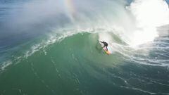 Un surfista surfea una ola en forma de tubo en Hossegor, Francia, el 10 de febrero del 2023. 
