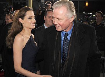 Todos recordamos que Angelina Jolie y su padre Jon Voight actuaron juntos en los filmes 'Lara Croft: Tomb Raider y en 'Lookin to get out'. 