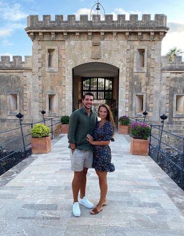El futbolista alemán de origen español está casado con la modelo Sabina Ortega, toda una ‘influencer’ en Instagram. Contrajeron matrimonio en 2020, un año antes de que naciera su primera hija, Alba Luca.  