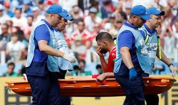 La mala suerte se ceba con los tunecinos. Ahora es Syam Ben Youssef el que tuvo que ser retirado en camilla.
2 cambios y los dos por lesión de dos defensas.