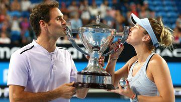 Los tenistas suizos Roger Federer y Belinda Bencic besan el trofeo de campeones de la Copa Hopman.