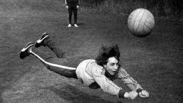 Cruyff being put through a strict training regime by Rinus Michels