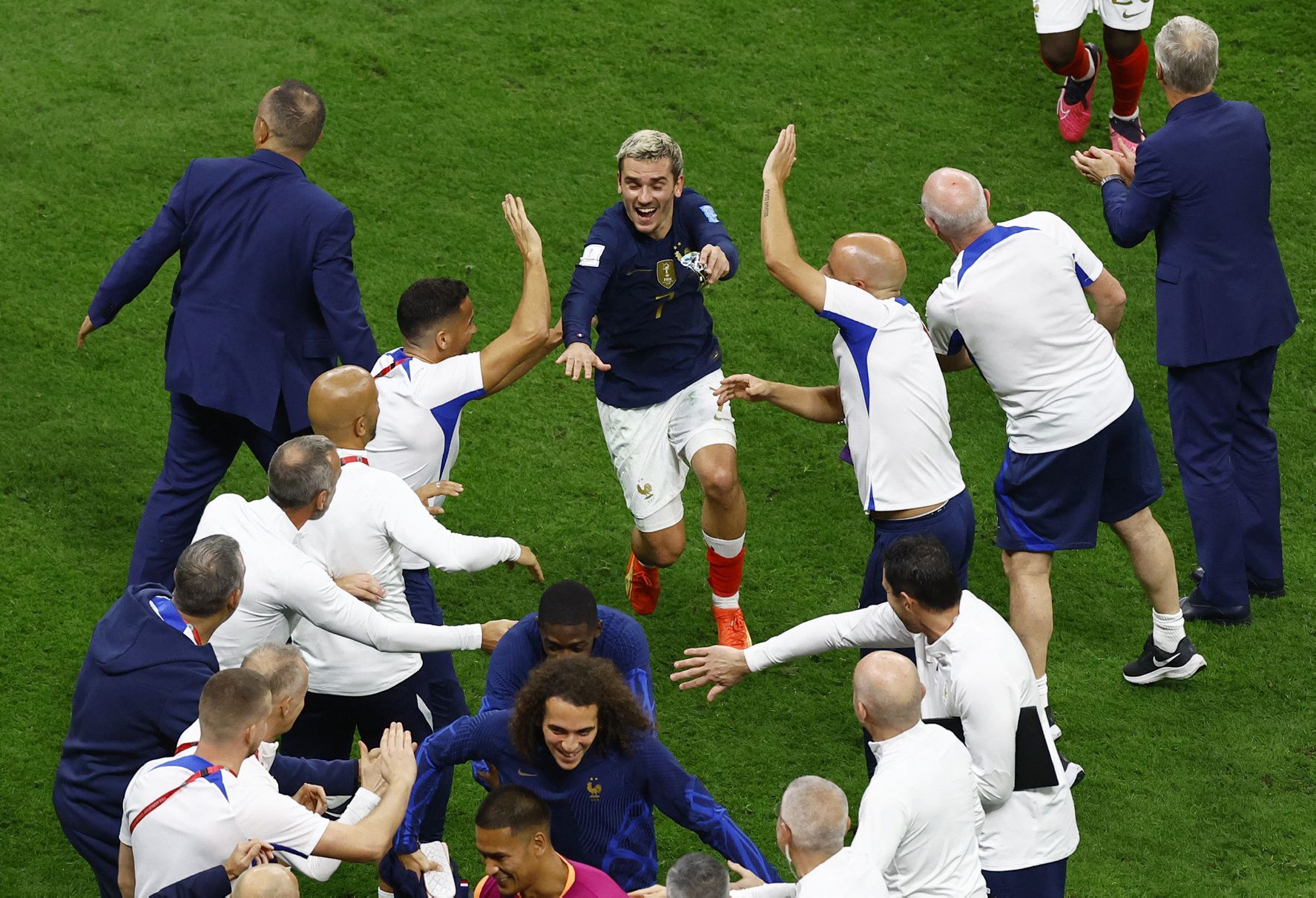 La selección francesa celebra la victoria y la clasificación para la final del Mundial. En la imagen, Antoine Griezmann.