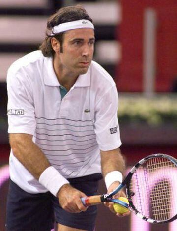 Ganó 17 títulos (10 en arcilla) y 438 partidos en su carrera pero las ods veces que llegó a la final de Roland Garros, perdió. 