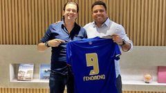 Ronaldo posa con la camiseta de Cruzeiro.