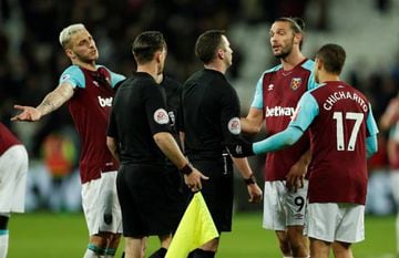 Arnautovic, Andy Carroll y Javier Hernández recriminan al árbrito en el empate 1-1 ante el Wets Ham en la Premier League