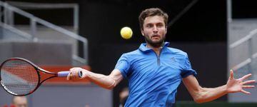 Gilles Simon in action against the defending champion