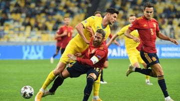 Ukraine&#039;s forward Roman Yaremchuk and Spain&#039;s defender Sergio Ramos vie for the ball during the UEFA Nations League football match between Ukraine and Spain at the Olympiyskiy stadium in Kiev on October 13, 2020. (Photo by Sergei SUPINSKY / AFP)