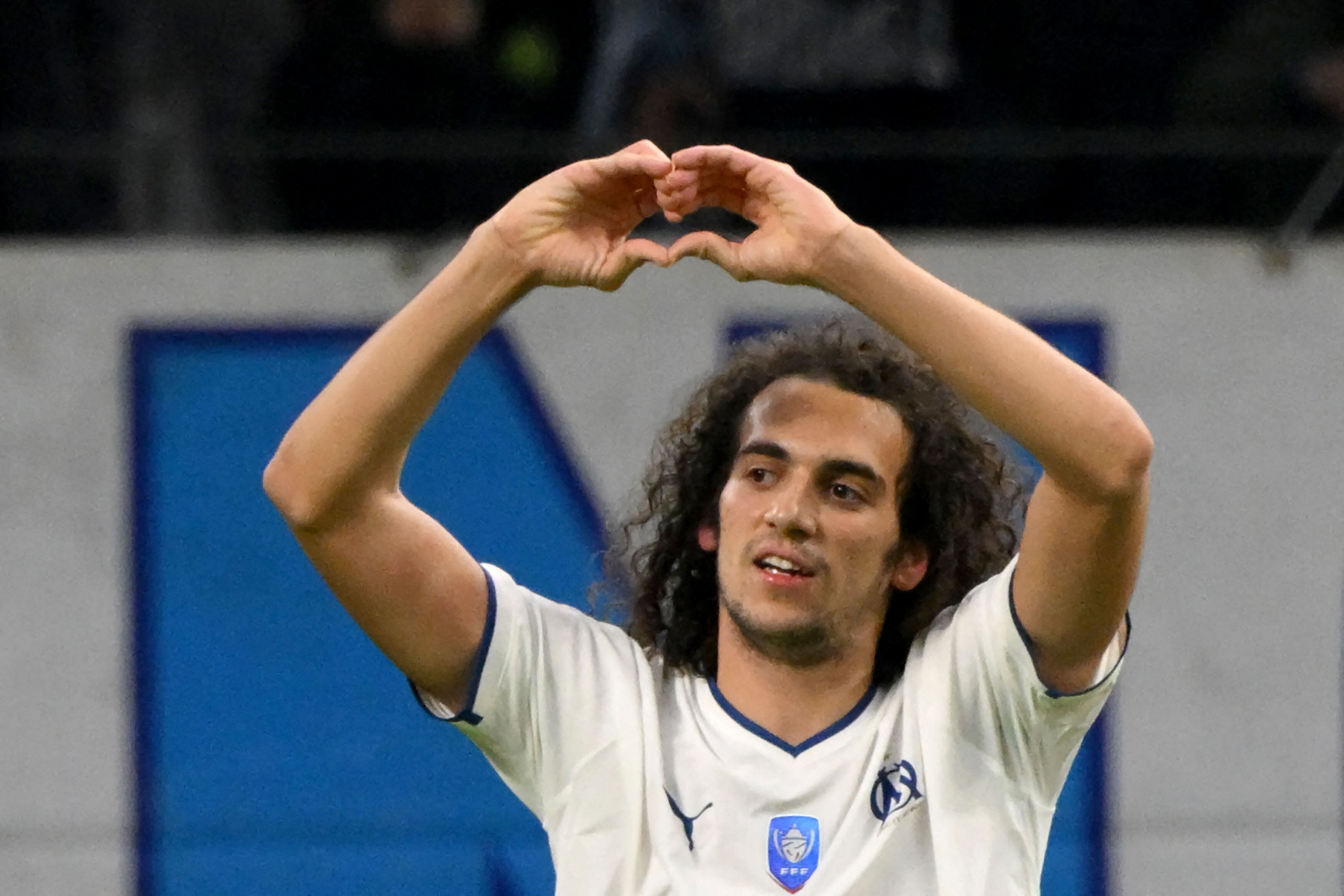 Marseille's French midfielder Matteo Guendouzi celebrates scoring his team's first goal during the French Cup round of 32 football match between Olympique de Marseille (OM) and Stade Rennais FC at the Stade Velodrome in Marseille, southern France on January 20, 2023. (Photo by Nicolas TUCAT / AFP)