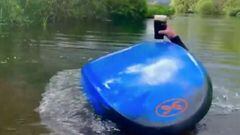 Mark Kearney del rev&eacute;s aguantando una Guinness sobre su kayak.