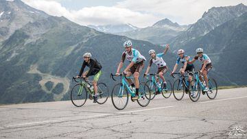 Los ciclistas del Chamb&eacute;ry, filial del AG2R-La Mondiale suben hacia La Rosiere, incluida en la subida al Col du Petit Saint-Bernard.