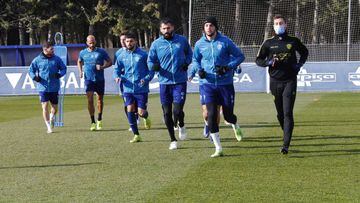 Los jugadores del Huesca  durante el entreno de hoy