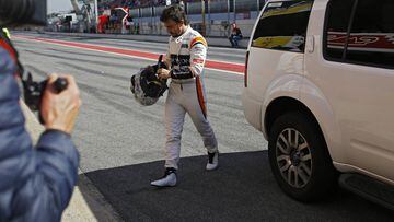 McLaren driver Fernando Alonso of Spain arrives to the team box after he left his car on the track due to technical problems during a Formula One pre-season testing session at the Catalunya racetrack in Montmelo, outside Barcelona, Spain, Friday, March 10, 2017. (AP Photo/Francisco Seco)