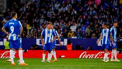 Los jugadores del Espanyol se lamentan en un partido.