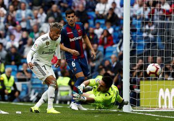 Al final del encuentro anularon un gol al delantero del Real Madrid, Mariano, por posición antireglamentaria. 