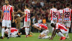 Jugadores de Junior lamentando la derrota en penales en la final de la Copa Sudamericana ante Atl&eacute;tico Paranaense
