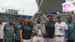 Seattle (United States), 11/07/2023.- Toronto Blue Jays Vladimir Guerrero Jr. (C) poses with the Home Run Derby Champion trophy with his American League teammates during the T-Mobile Home Run Derby at T-Mobile Park in Seattle, Washington, USA, 10 July 2023. Guerrero Jr. defeated Tampa Bay Rays Randy Arozarena in the finals. The Home Run Derby is part of the MLB All-Star events before the 2023 MLB All-Star Game on 11 July. (Estados Unidos) EFE/EPA/ANTHONY BOLANTE
