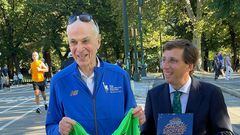 Almeida entrega el premio San Silvestre 2022 al fundador de la Maratón de Nueva York