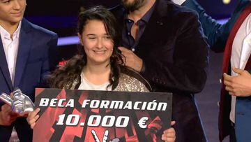 Roc&iacute;o Aguilar con su premio por ganar La Voz Kids 3 en Telecinco