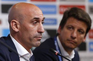 Luis Manuel Rubiales breaks the news after taking the decision to dismiss Julen Lopetegui as coach of the Spanish national side.