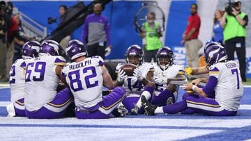 DETROIT, MI - NOVEMBER 23: The Minnesota Vikings celebrate a touchdown by quarterback Case Keenum #7 of the Minnesota Vikings during the first half at Ford Field on November 23, 2016 in Detroit, Michigan.   Dave Reginek/Getty Images/AFP == FOR NEWSPAPERS, INTERNET, TELCOS &amp; TELEVISION USE ONLY ==