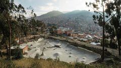 Vista panor&aacute;mica del Pura Pura Skatepark en La Paz (Bolivia), con la ciudad y las monta&ntilde;as al fondo. 