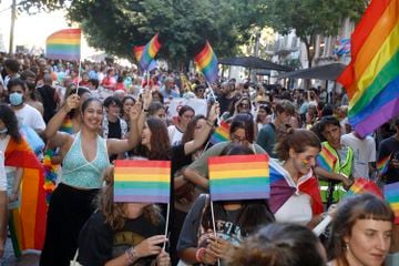 Un grupo de personas con banderines durante una manifestación por el Orgullo LGTBI, a 28 de junio de 2022, en Palma de Mallorca, Baleares (España) Isaac Buj / Europa Press
