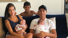 Cristiano Ronaldo con Georgina Rodríguez y sus tres hijos (Cristiano Ronaldo Jr. y los mellizos, Mateo y Eva)