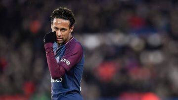 Neymar habla con un compa&ntilde;ero en el partido ante el Dijon