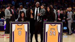 Las hijas y la mujer, Vanessa, de Kobe Bryant posan con el 8 y el 24 de los Lakers, n&uacute;meros ya retirados por la franquicia.
