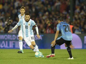 Messi encara a &Aacute;lvaro Gonz&aacute;lez en el &uacute;ltimo Uruguay-Argentina.