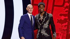 NEW YORK, NEW YORK - JUNE 22: Scoot Henderson (R) poses with NBA commissioner Adam Silver (L) after being drafted third overall pick by the Portland Trail Blazers during the first round of the 2023 NBA Draft at Barclays Center on June 22, 2023 in the Brooklyn borough of New York City. NOTE TO USER: User expressly acknowledges and agrees that, by downloading and or using this photograph, User is consenting to the terms and conditions of the Getty Images License Agreement.   Sarah Stier/Getty Images/AFP (Photo by Sarah Stier / GETTY IMAGES NORTH AMERICA / Getty Images via AFP)
