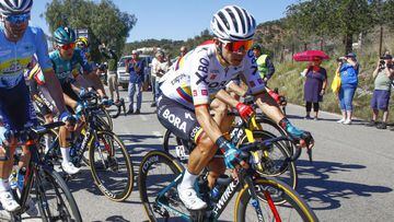 Ca&iacute;da de Sergio Higuita en la etapa 2 de la Vuelta a Algarve.