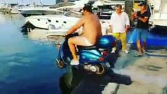 Balotelli paga 2.000€ a camarero por tirarse en moto al agua