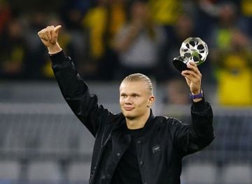 Borussia Dortmund's Erling Braut Haaland acknowledges the fans after receiving an award before the match against Sporting Lisbon.