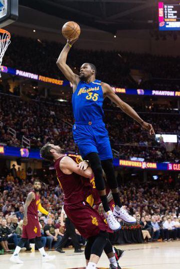 Kevin Durant (Golden State Warriors) out muscles Kevin Love (Cleveland Cavaliers).