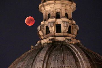 Imagen del eclipse lunar con luna de sangre 2018 sobre la Iglesia de San José dei Falegnami de Roma, capital de Italia. 

