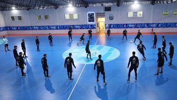 Argentina se entrena en un campo de futsal por las lluvias