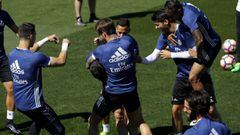 Los jugadores del Madrid, durante el entrenamiento de este s&aacute;bado. 