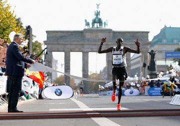 El keniata, antiguo plusmarquista, tiene en su palmarés maratones como la de Tokio, Chicago y Berlín. En esta última, hace seis años, es cuando consiguió su mejor marca de siempre. 
