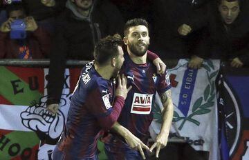 Borja Bastón celebrates his goal against Espanyol on match-day 19.