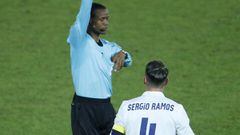 Janny Sikazwe explica por qué no expulsó a Ramos en la final