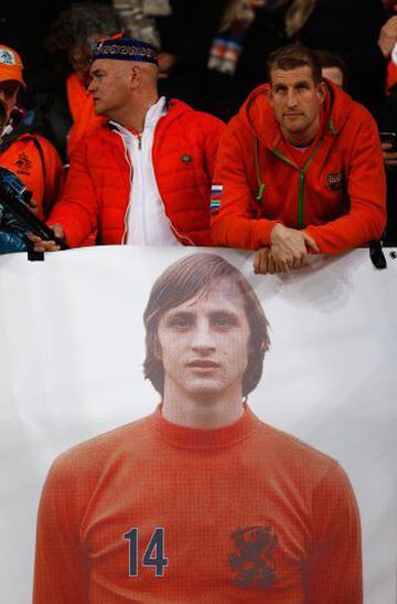 AMSTERDAM, NETHERLANDS - MARCH 25: Dutch fans display a picture of Johan Cruyff of Netherlands prior to the International Friendly match between Netherlands and France at Amsterdam Arena on March 25, 2016 in Amsterdam, Netherlands.