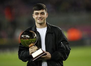 FC Barcelona's Pedri with the Golden Boy award.