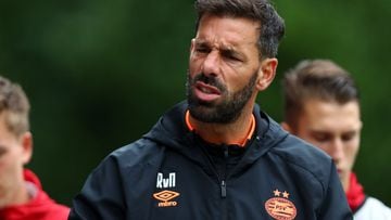 Van Nistelrooy's shock decision to leave PSV - AS USA