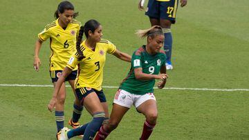 Colombia's Llana Izquierdo (L) and Angela Baron (C) vie for the ball with Mexico's Alexia Villanueva during their Women's U-20 World Cup football match at the National stadium in San Jose, on August 13, 2022. (Photo by EZEQUIEL BECERRA / AFP)