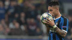 MILAN, ITALY - OCTOBER 23:  Lautaro Martinez of FC Internazionale kisses the ball during the UEFA Champions League group F match between FC Internazionale and Borussia Dortmund at Giuseppe Meazza Stadium on October 23, 2019 in Milan, Italy.  (Photo by Emi