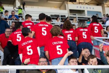 Aficionados del CD Algar apoyan a su equipo durante el partido ante el Celta de Vigo. 